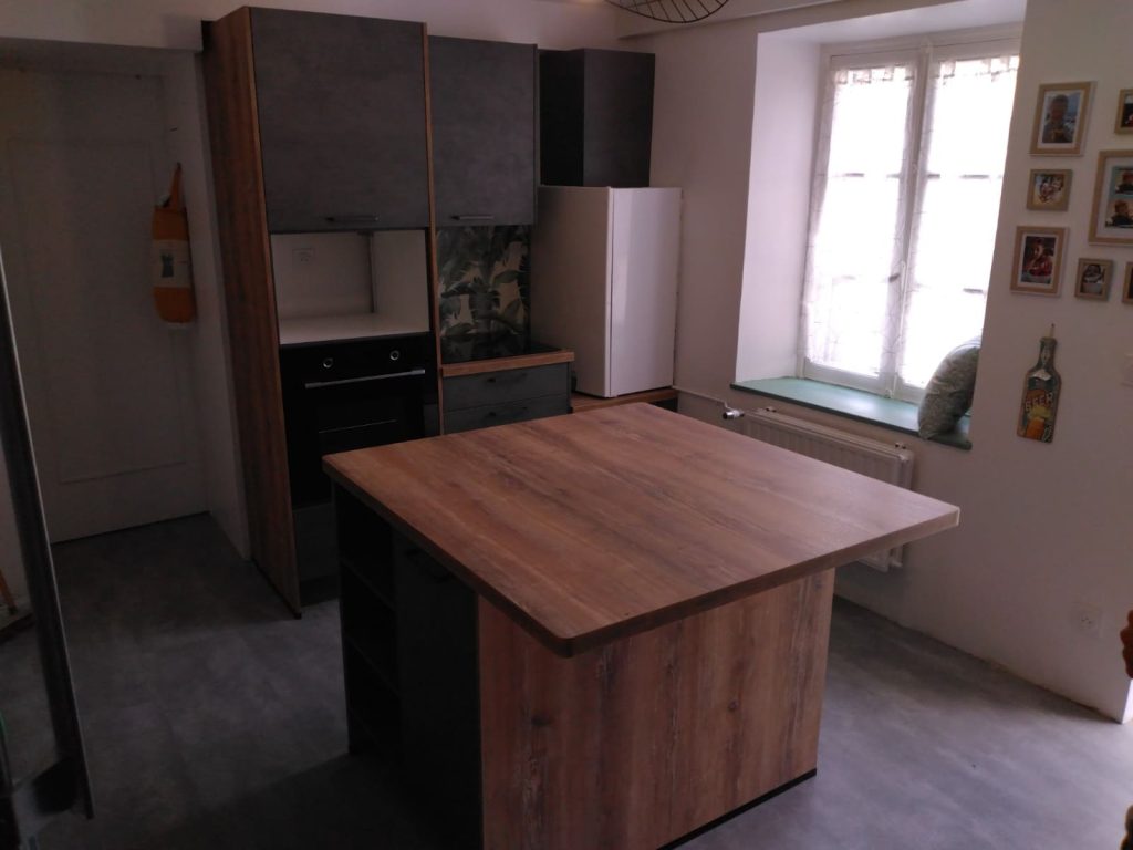 Rénovation de cuisine avec plusieurs meubles en bois